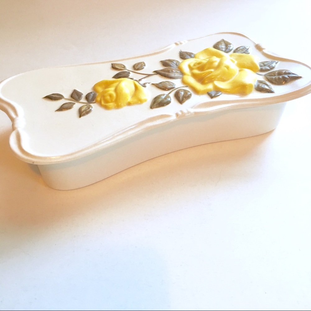 Vintage Ceramic Trinket Box with Yellow Roses - Picture 3 of 8